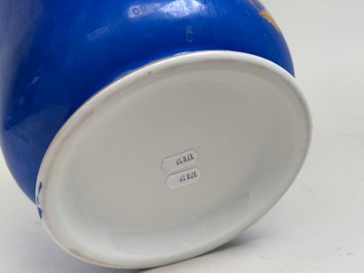 Cache-pot en porcelaine polychrome et or...