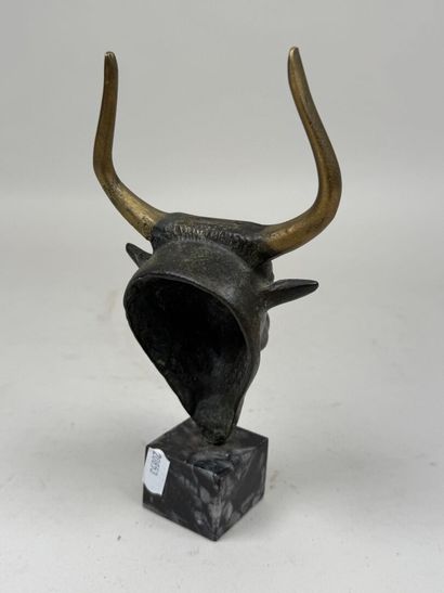 École, XXe.
Taureau.
Sujet en bronze à deux...
