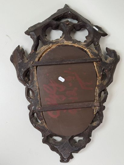 Petit miroir de forme chantournée et ajourée...