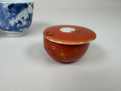 ASIE, XXe.
Lot en porcelaine polychrome comprenant...