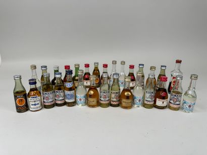 Collection de 30 mignonnettes d'alcool.
(niveaux...
