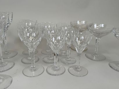 Partie de service de verres en cristal taillé...