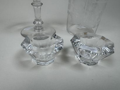 Lot en cristal et verre comprenant :
- 