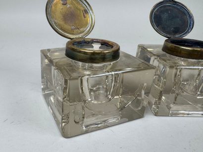 Trois encriers en cristal et verre dont :
-...