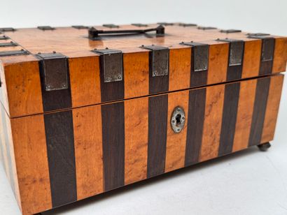 Coffret rectangulaire en bois de diverses...