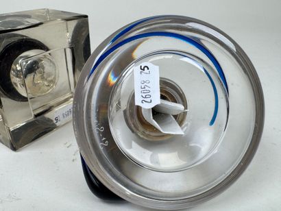 Trois encriers en cristal et verre dont :
-...
