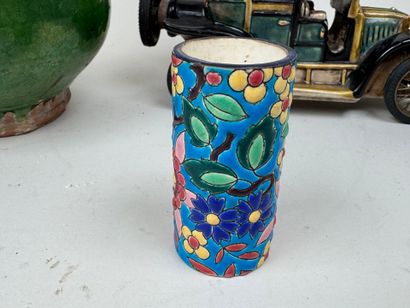 Lot comprenant :
- LONGWY.
Petit vase en...