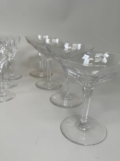 Partie de service de verres en cristal taillé...