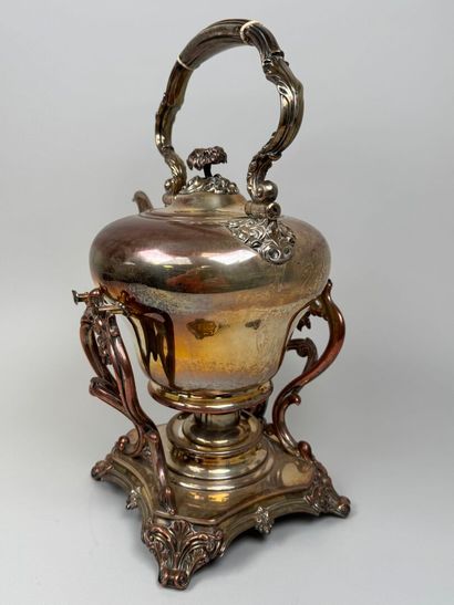 Samovar en métal argenté à décor de feuillages...