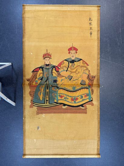 Trois dignitaires.
220 x 102 cm.
(taches,...