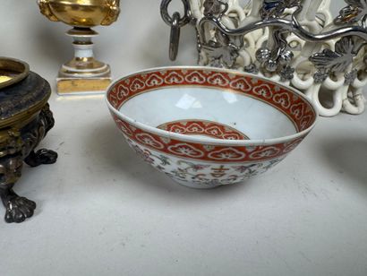 Petit lot en faïence et porcelaine polychrome...