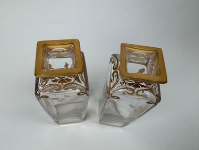 Paire de vases en cristal à décor rehaussé...