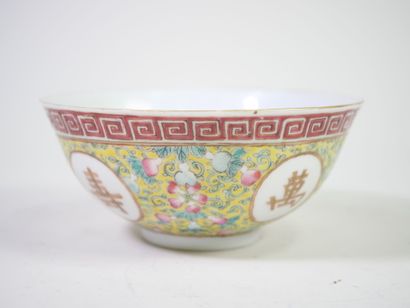 CHINE, XXe.
Bol en porcelaine polychrome...