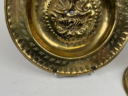 Petit plat à offrandes en cuivre à décor...