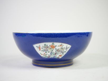 CHINE, XXe. 
Saladier en porcelaine bleue...