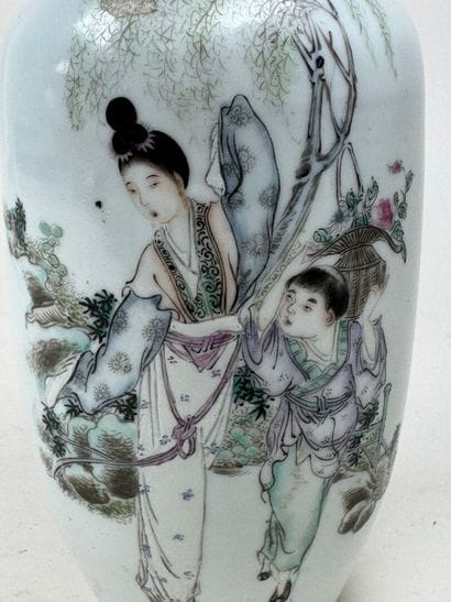 ASIE, XXe.
Vase en porcelaine polychrome...