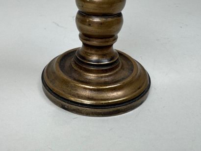 Petit bougeoir de bateau en bronze tourné.
H....