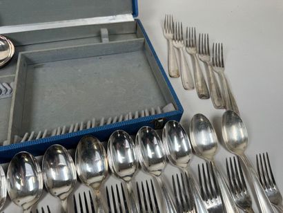 Partie de ménagère en métal argenté comprenant...