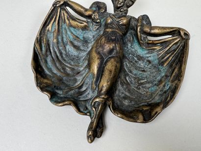 École, XXe.
Femme drapée.
Vide-poche en bronze...