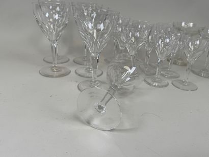 Partie de service de verres en cristal taillé...