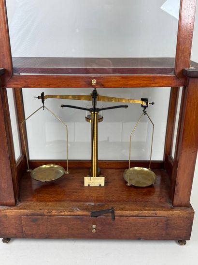Henry-Louis BECKER.
Balance de pharmacien...