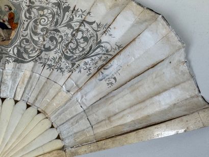 Éventail plié à monture en os, la feuille...