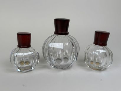 BACCARAT. 
Suite de trois flacons en cristal,...