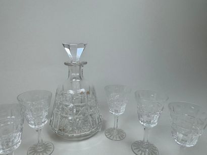 Petit service à liqueur en cristal taillé...