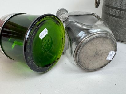 Lot en étain comprenant :
- un seau à champagne...