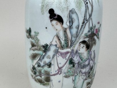 ASIE, XXe.
Vase en porcelaine polychrome...