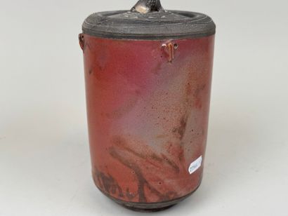 Pot couvert en céramique sur fond marbré...