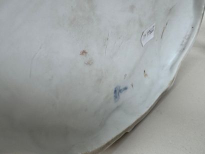 Lot comprenant :
- un groupe en porcelaine...