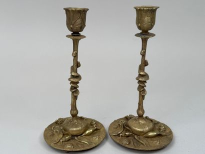 CH. LEBLANC.
Paire de bougeoirs en bronze...