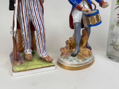 Deux sujets en porcelaine polychrome et or...