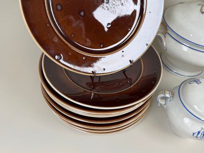 Lot comprenant :
- Série de 10 assiettes...