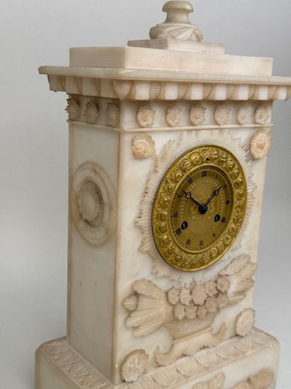 Pendule borne en albâtre sculpté et bronze...