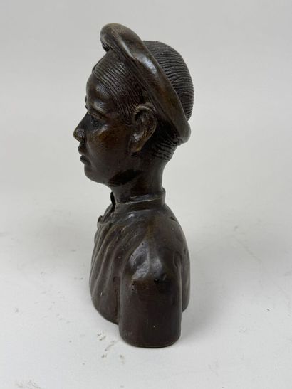 INDOCHINE, XXe.
Sujet en bronze patiné figurant...