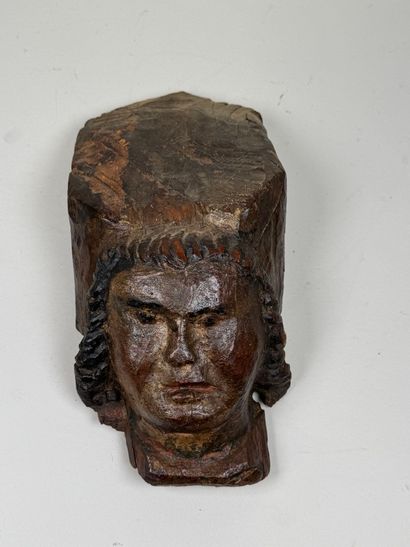 Élément en bois sculpté et patiné figurant...