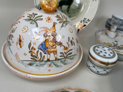 Lot en faïence et porcelaine polychrome comprenant...