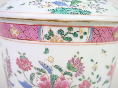 CHINE, XXe. 
Pot couvert en porcelaine polychrome...