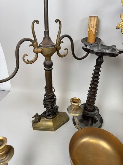 Ensemble de pièces en bronze, laiton et métal...