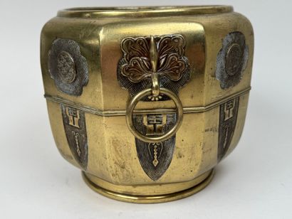 CHINE, XXe.
Cache-pot en bronze doré à décor...