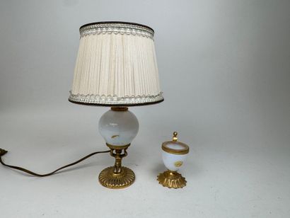 Petite lampe en verre opalin et bronze doré...