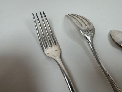 Lot de couverts en argent guilloché comprenant...