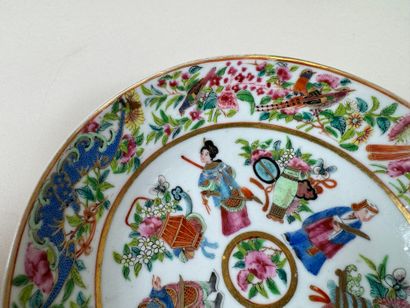 CHINE.
Petite coupelle creuse en porcelaine...