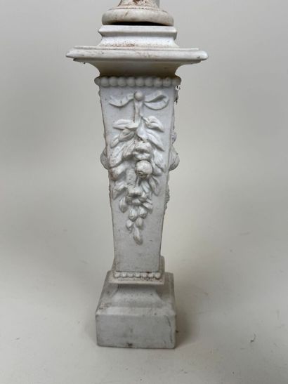 Lot comprenant :
- un vase en porcelaine...