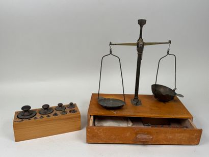 Balance trébuchet en bois et laiton ouvrant...