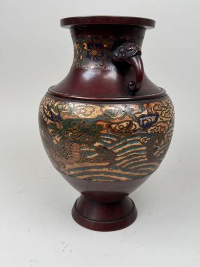 ASIE, XXe.
Vase en bronze cloisonné et polychrome...