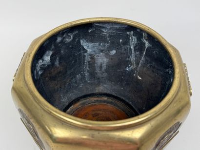 CHINE, XXe.
Cache-pot en bronze doré à décor...