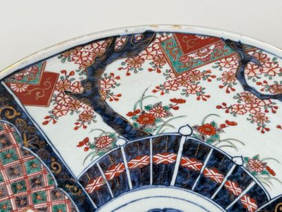 JAPON; IMARI.
Grand plat circulaire en porcelaine...